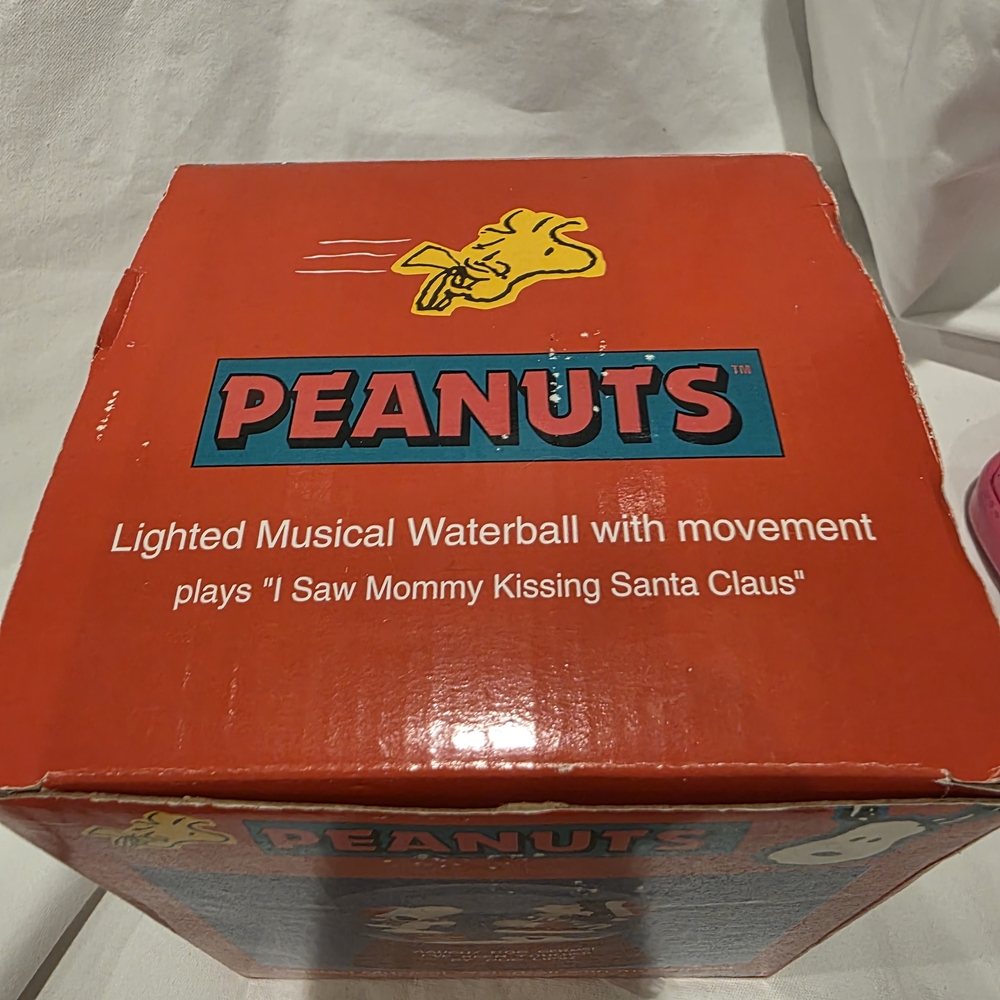 PEANUTS Christmas Snow Globe AAUGH! DOG GERMS I Saw Mommy Kissing Santa Claus - Picture 6 of 8